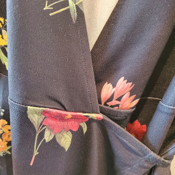 Icone (Simons) Floral Print Wrap Shirt (Small) - Picture 4 of 4